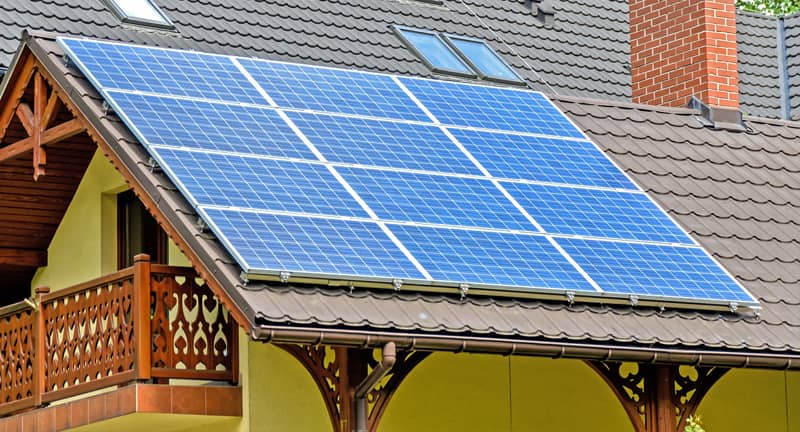 Instalación de placas solares sobre un tejado de madera
